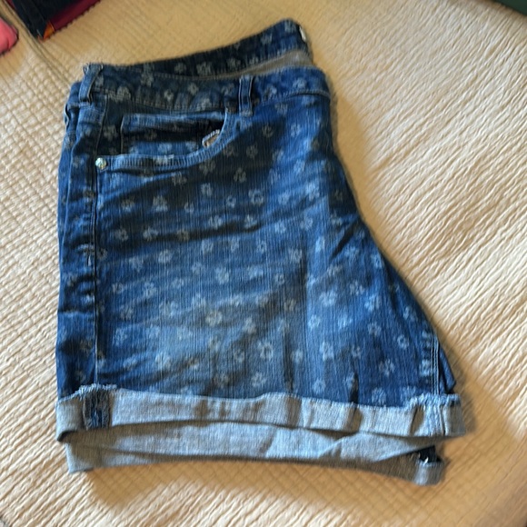 Jean Shorts with Floral Design - Picture 4 of 5